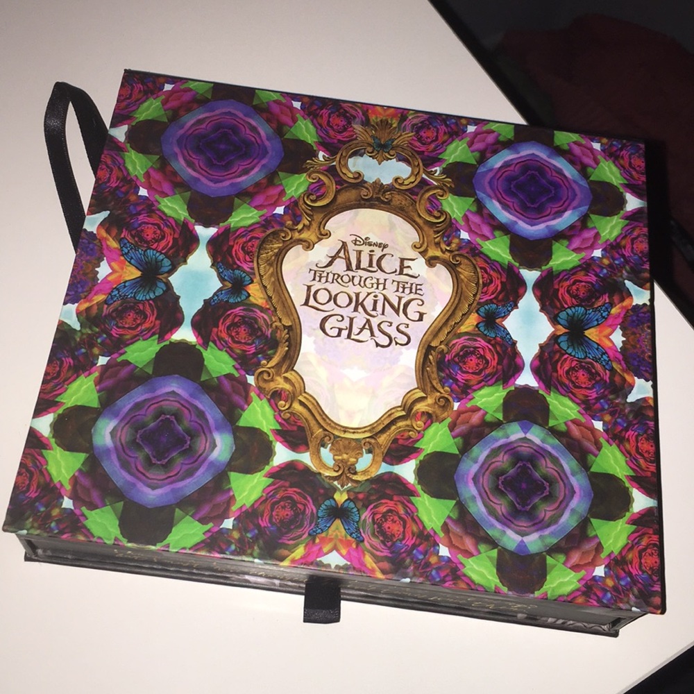 Urban decay Alice in wonderland pallet